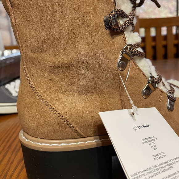 Shearling Hiking Boots for Women sz 6M
The Drop. New with Tags - Picture 4 of 6